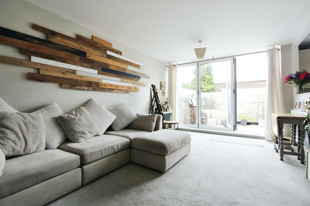 d318e912-lounge 203.JPG