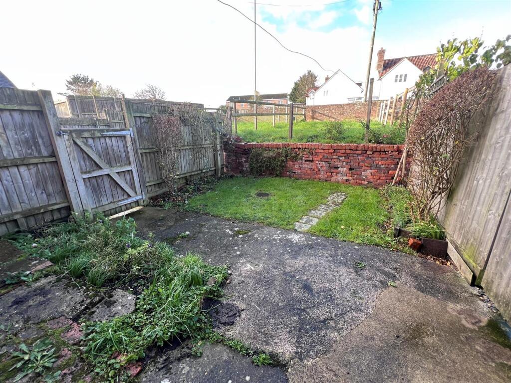 Rear garden 1.jpg
