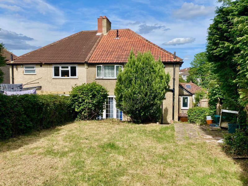 REAR SHARED GARDEN AND REAR ASPECT