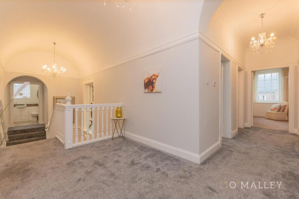 36. Upstairs Hallway 1.jpg