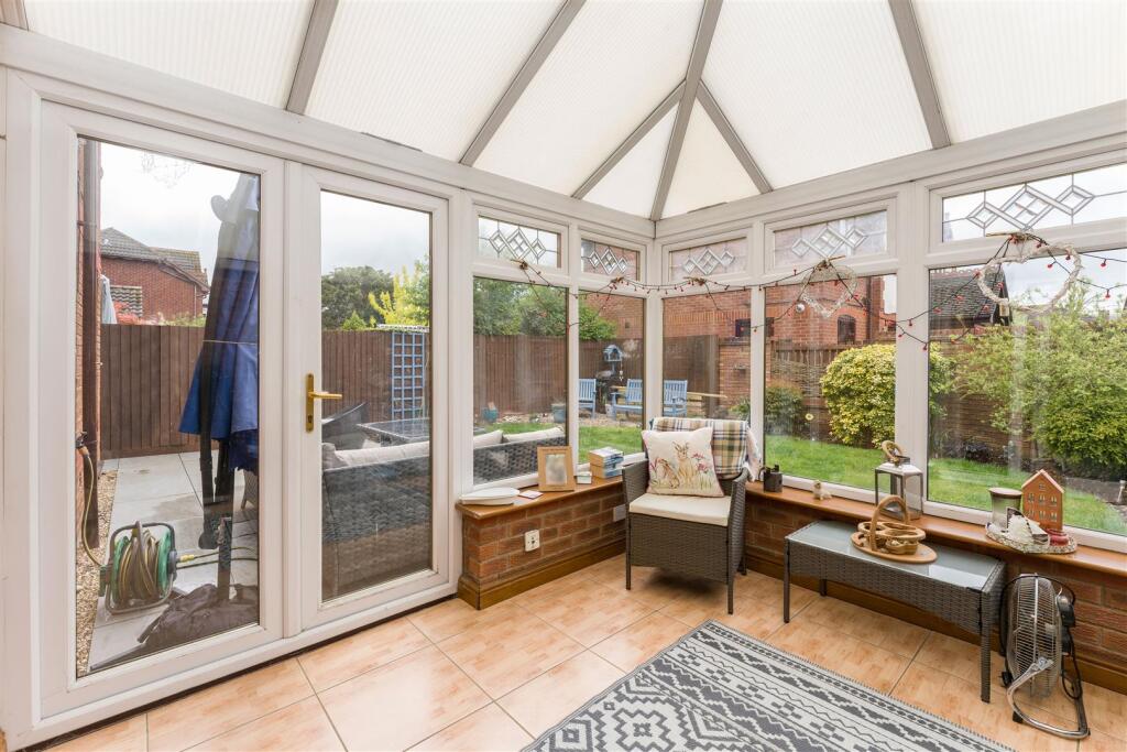 6 Woburn Close, Banbury-9.jpg