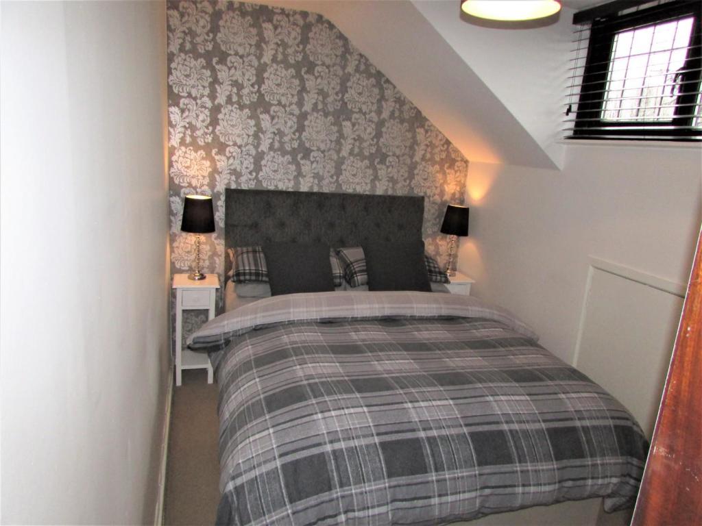 LaburnumAve16bed2.JPG