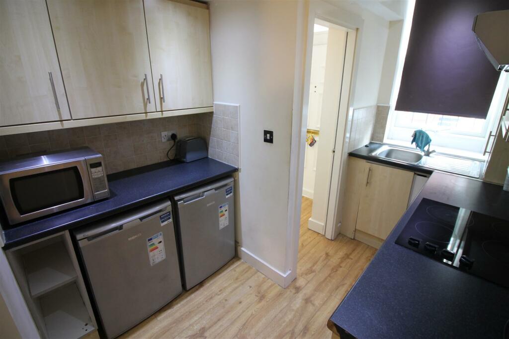 7AT- Kitchen 1.JPG