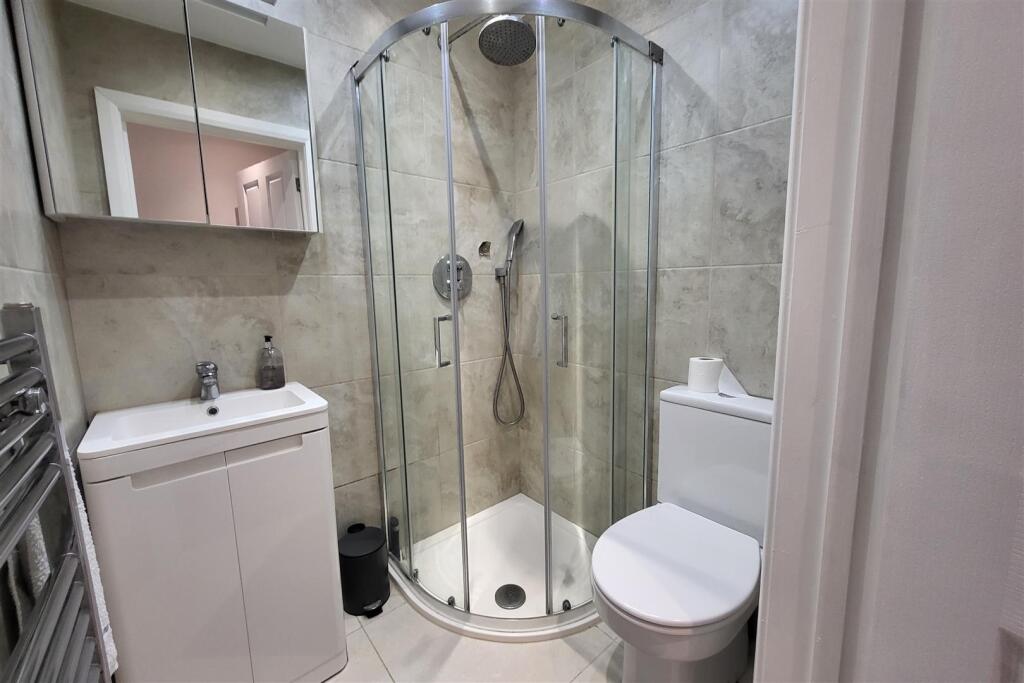 ANNEXE/STUDIO SHOWER ROOM