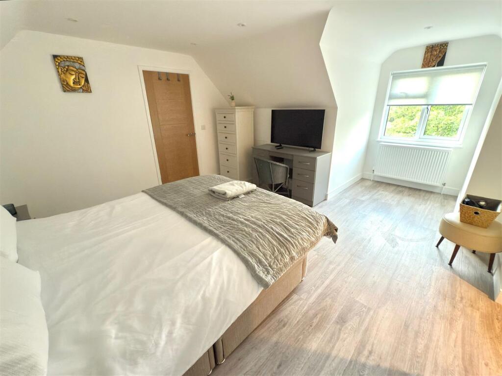 MASTER BEDROOM.jpg