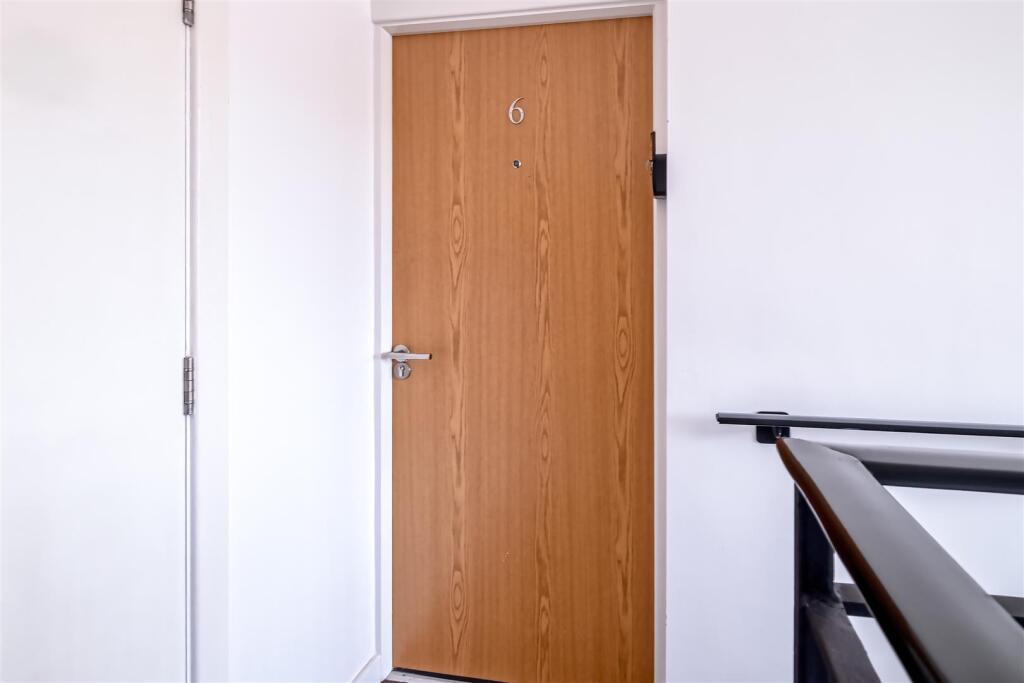 Flat 6, 16 Sherborne Avenue (11 of 13).jpg