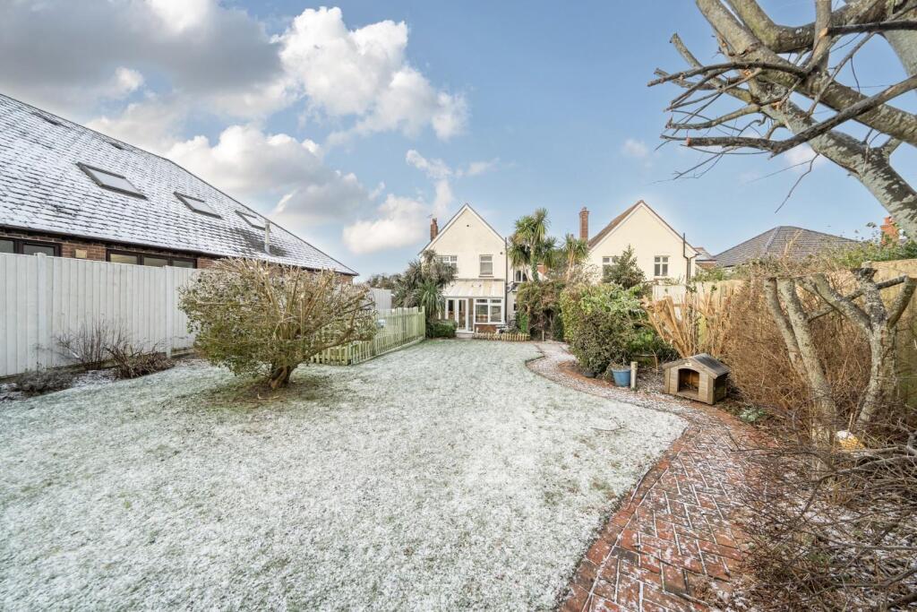 98 London Road garden 2.jpg