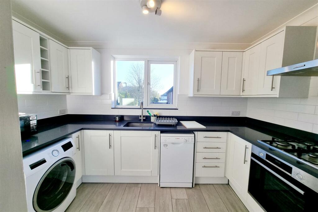LUXURY FITTED KITCHEN: