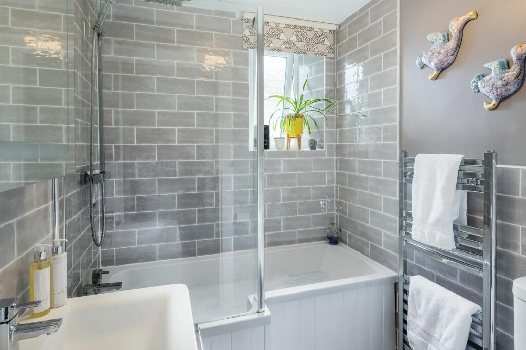 Bathroom_15Lower Street_Dartmouth