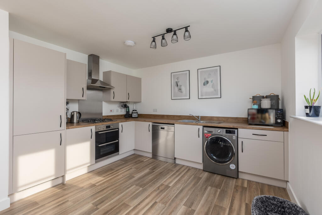 Laurel Court 25 Kitchen Dining Family Room-6