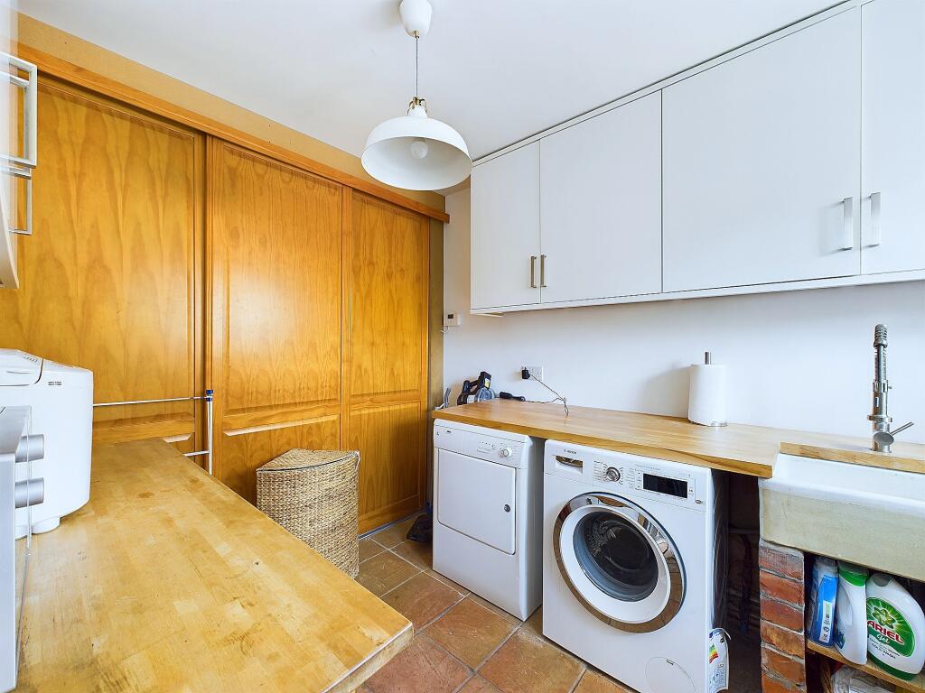 CAM04201G0-PR0003-STILL028