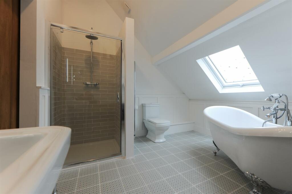 Main Bathroom..jpg
