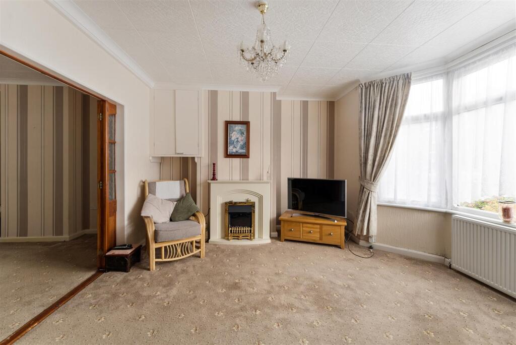 Lyne Crescent E17