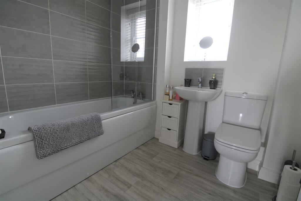 BATHROOM/WC