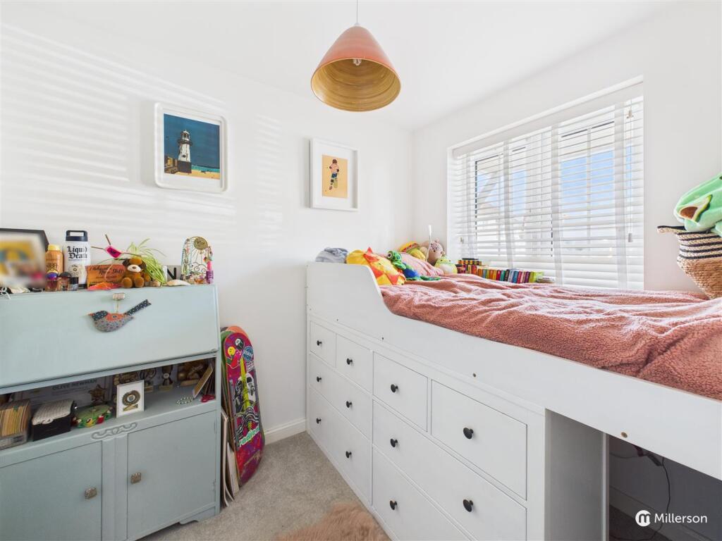 BEDROOM / OFFICE