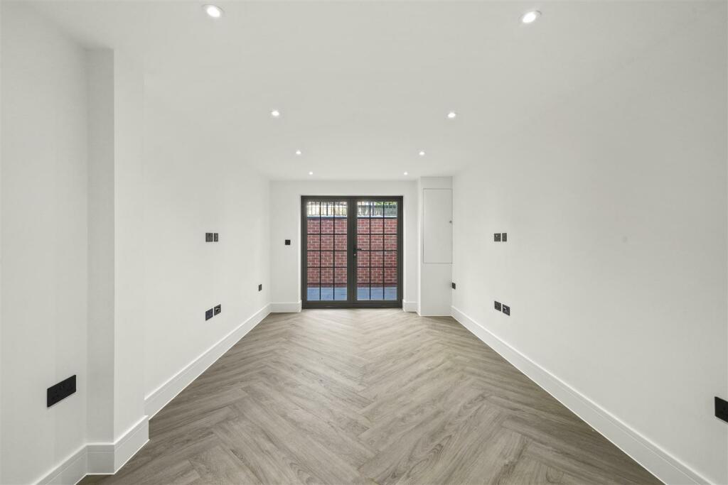 Flat 2 - 7, Sudbury Hill Close ,  - A41ZmCjg05muP5
