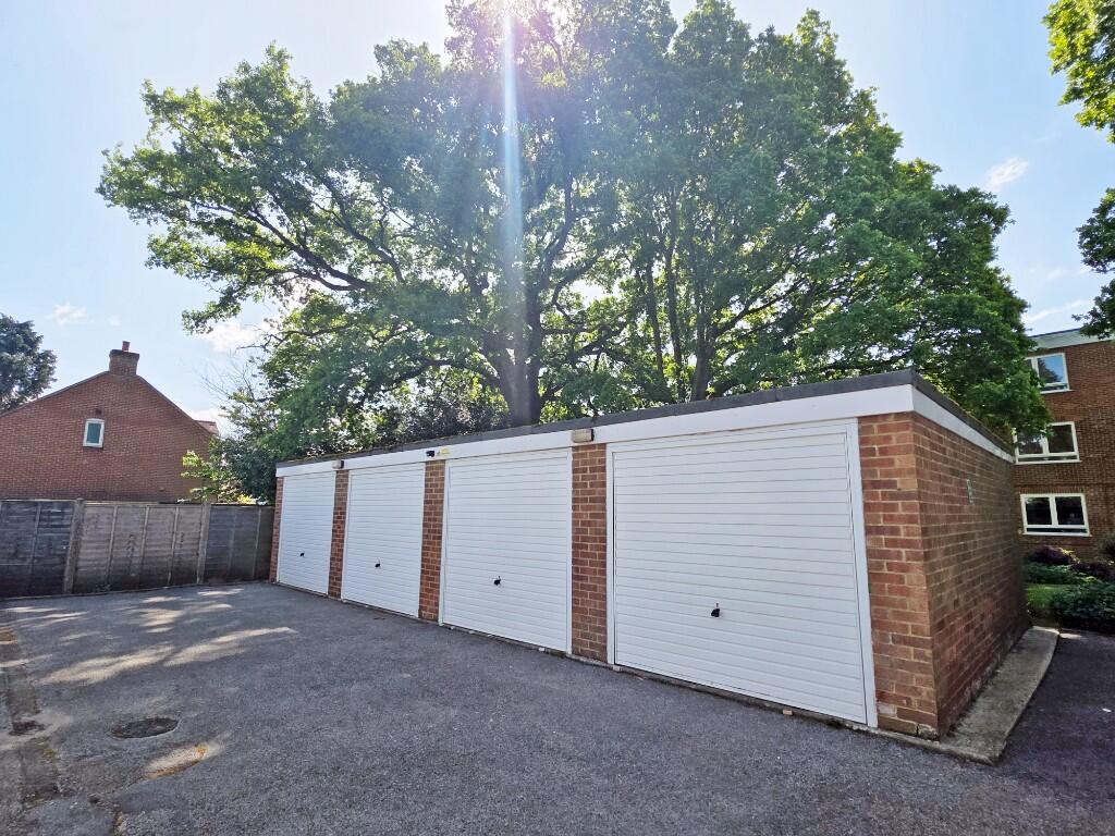 Garage in Block