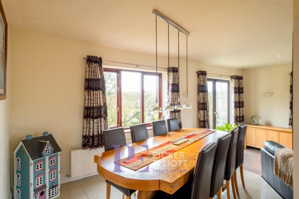 Main Lounge / Dining Area