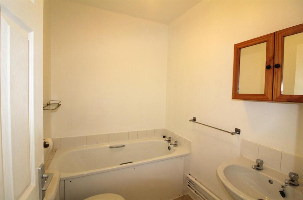 9c Silver Street - Bathroom .JPG