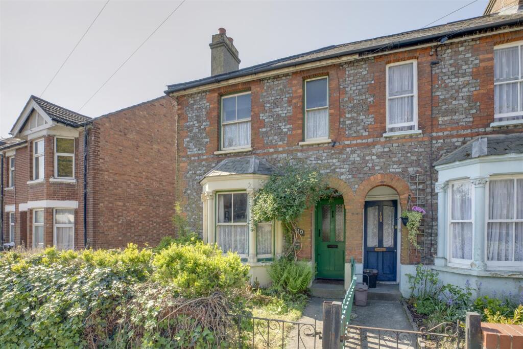 110 Totteridge Road, HP13 6EX-12.jpg