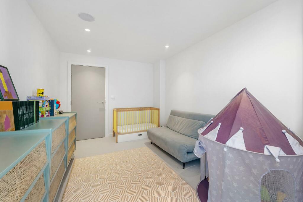 Bedroom 2 (2).JPG