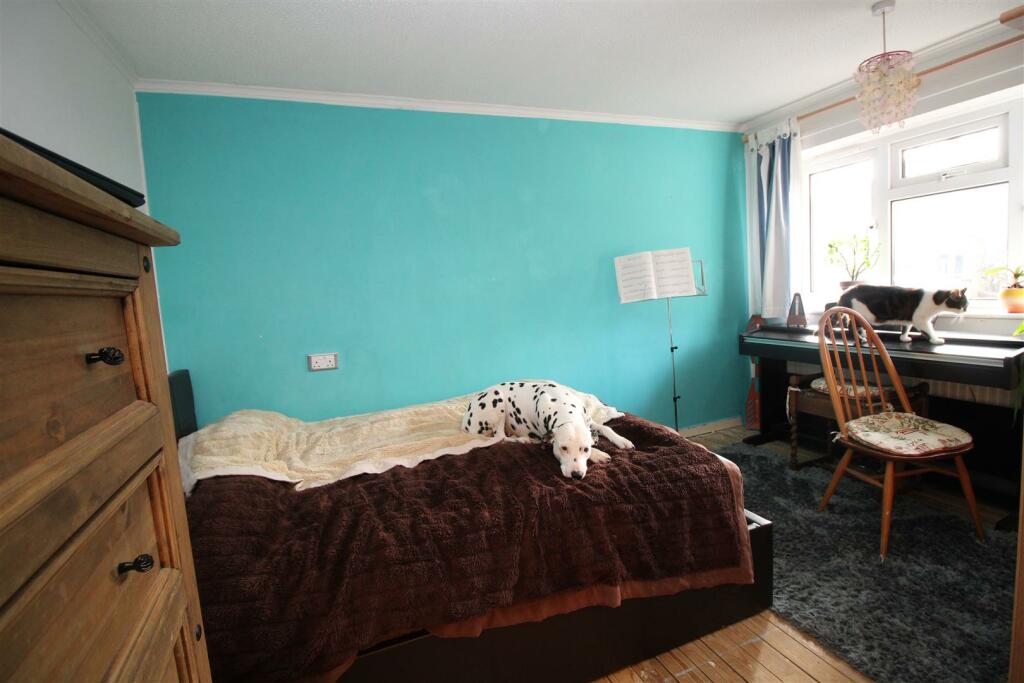 bedroom 2.JPG