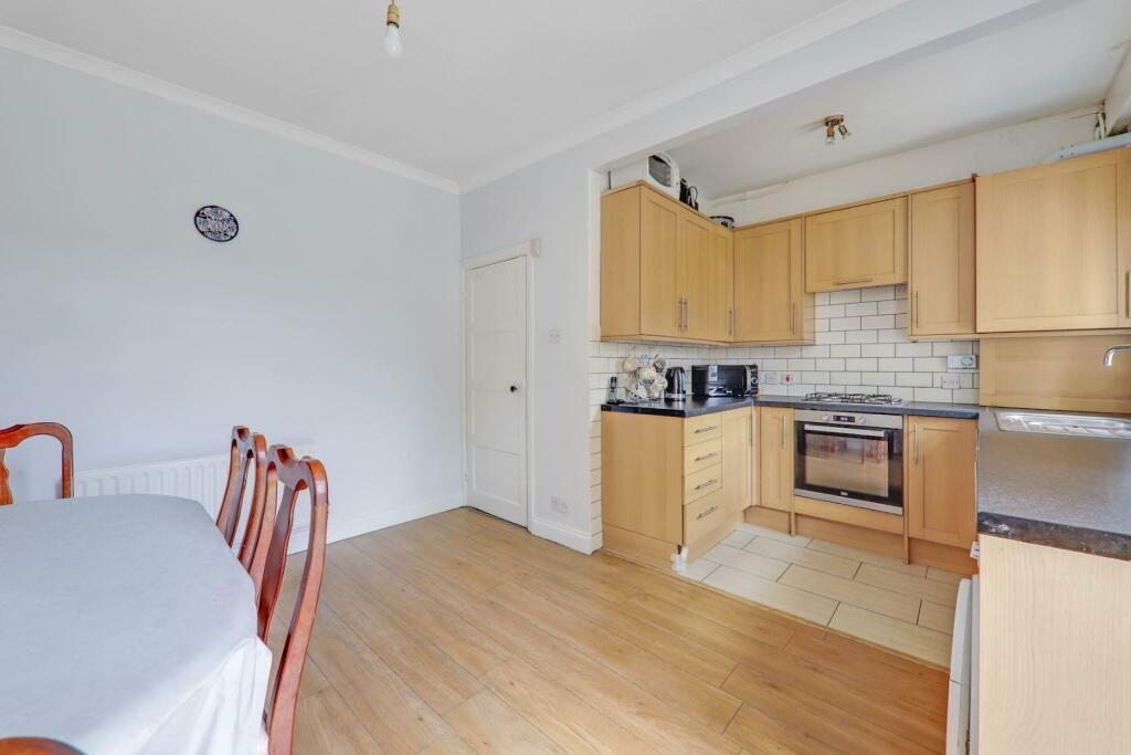 05-9d5cJHPropWpen - 39 Green Lane - 13-medium.jpg