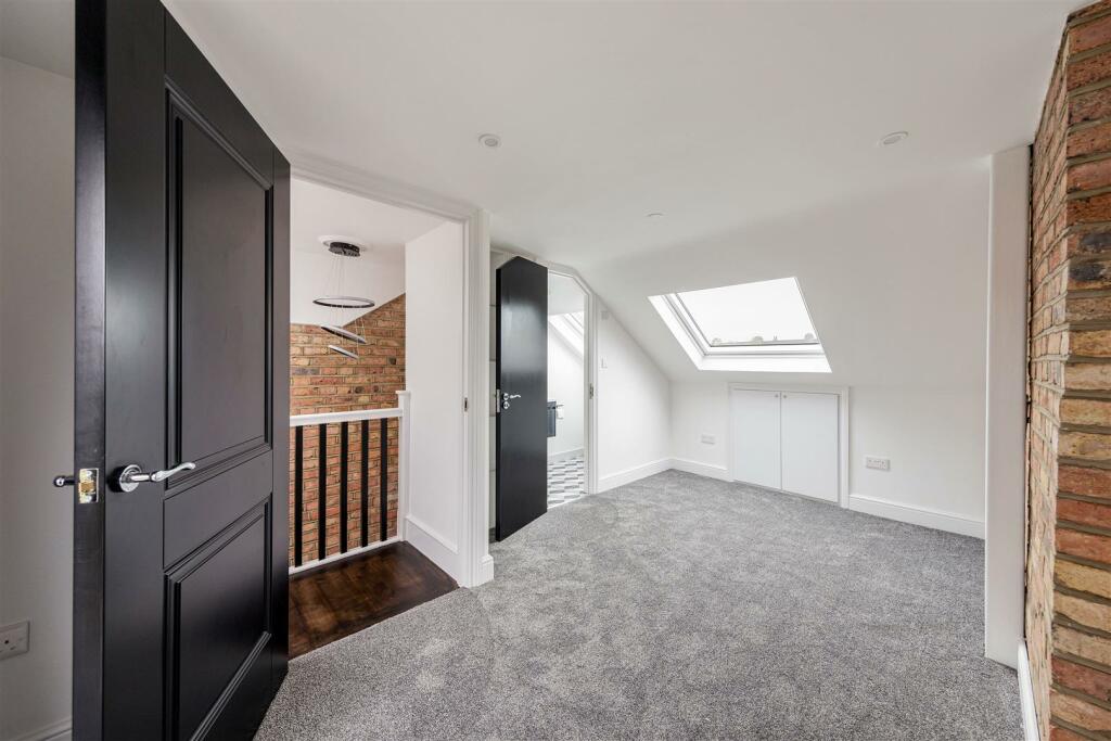 Crescent Road, E17
