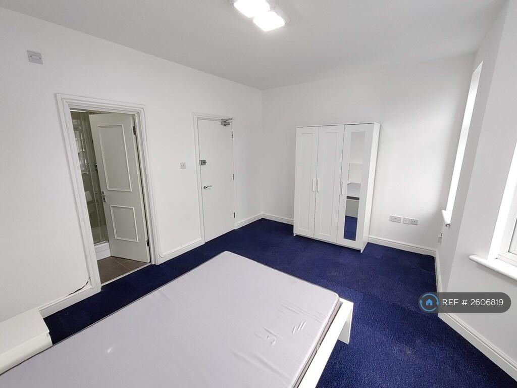 Bedroom 2 (Ensuite)