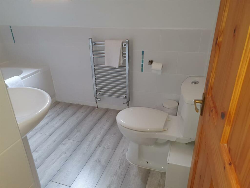 Dartmoor 3 Upstairs Bathroom (3).jpg