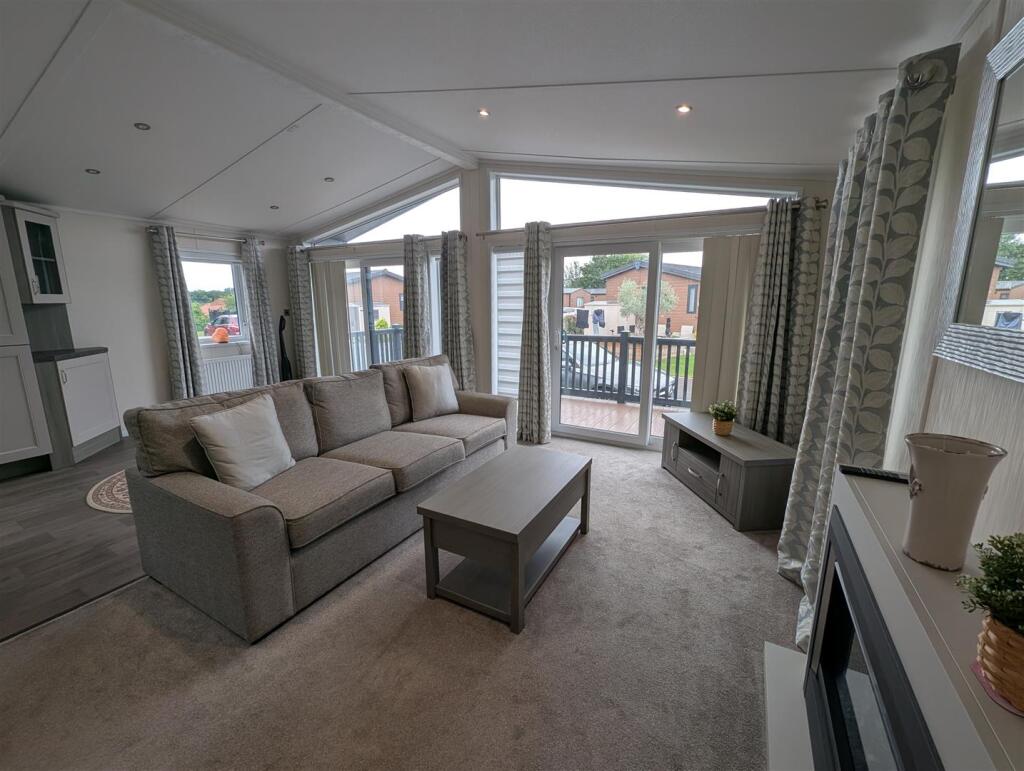 Lounge/Kitchen Area