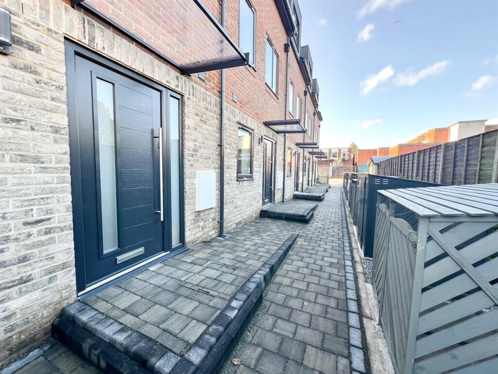 merryn Mews front photo 2.jpg