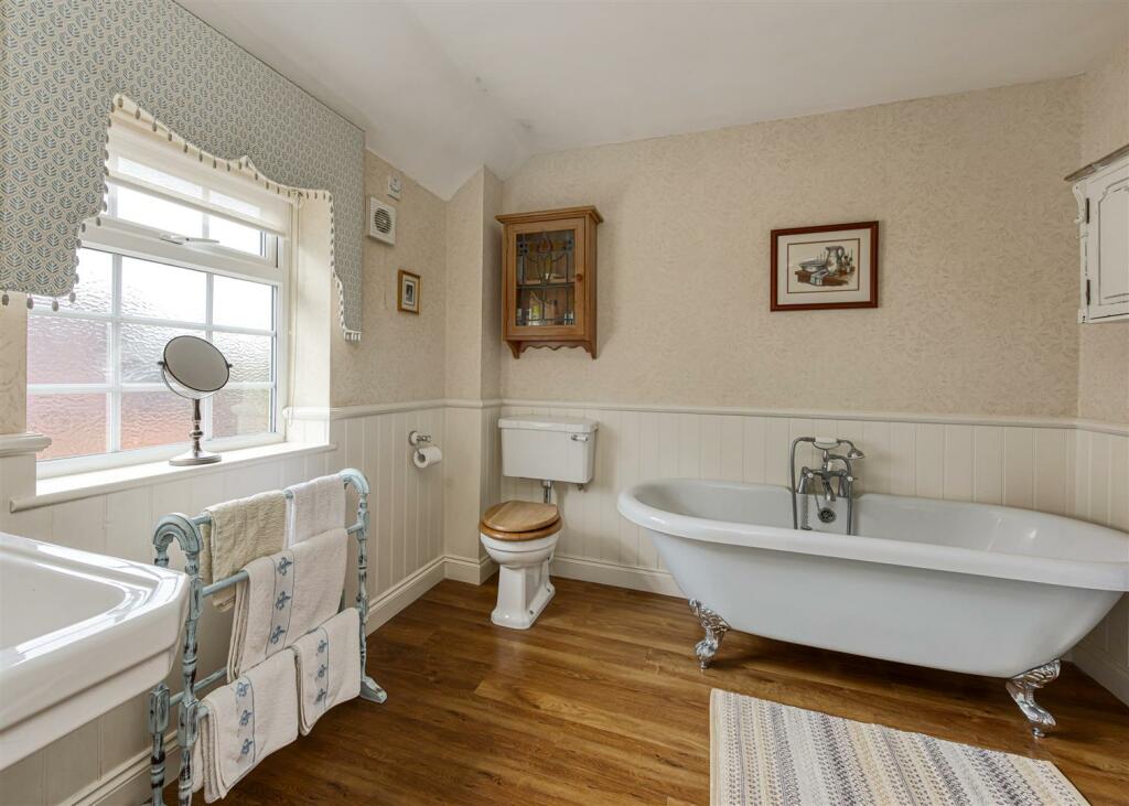 4 Shop Lane-bed1 ensuite2.jpg