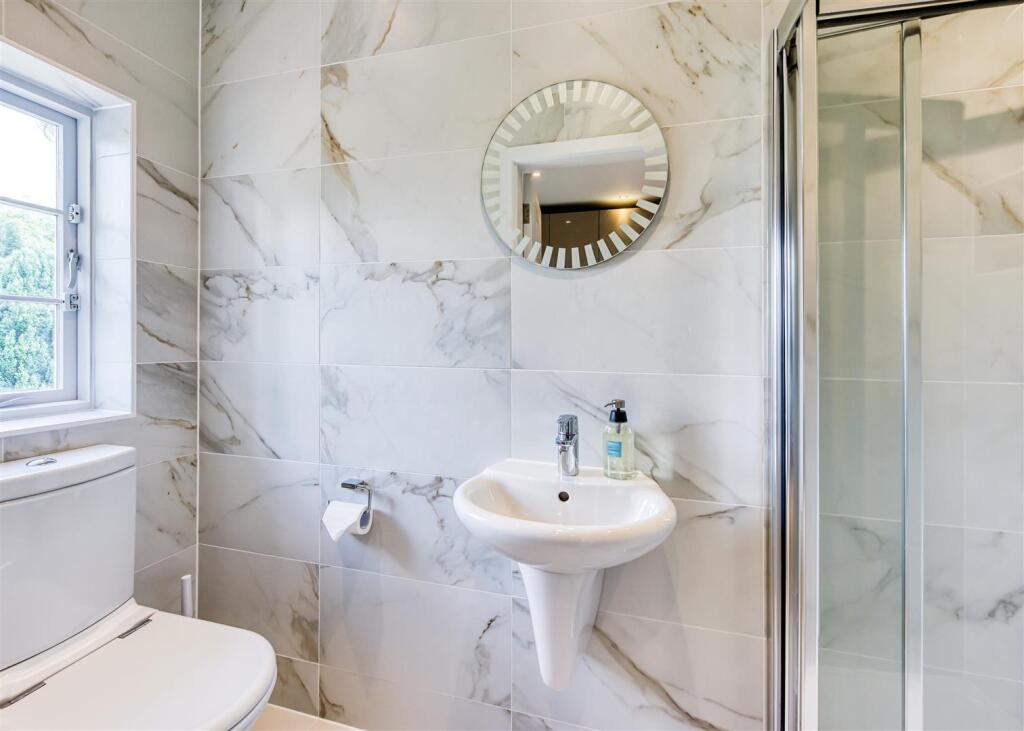 14 Wergs Hall Road-bed4 ensuite.jpg