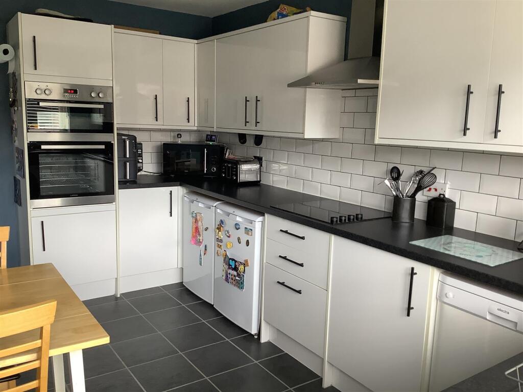 Kitchen 1.jpg