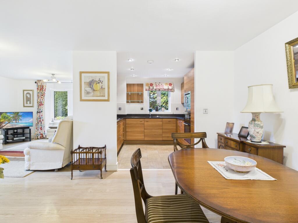 CAM04018G0-PR0399-STILL010