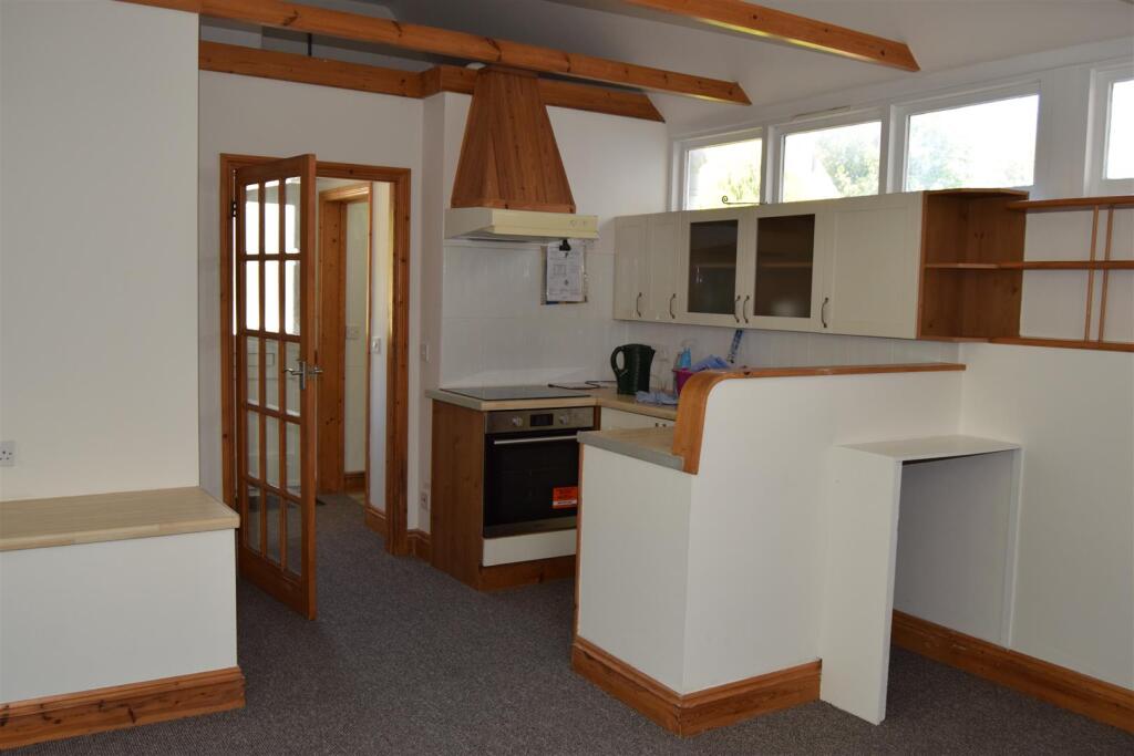 Lounge kitchenette.JPG