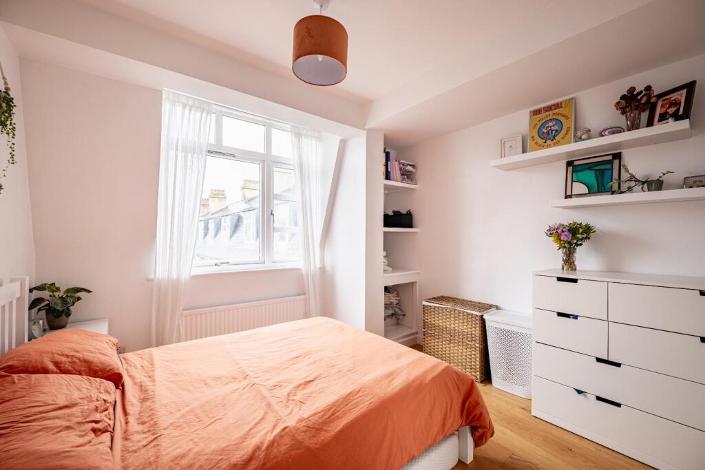 4 Riverside Gardens BA1 1XA-6.jpg
