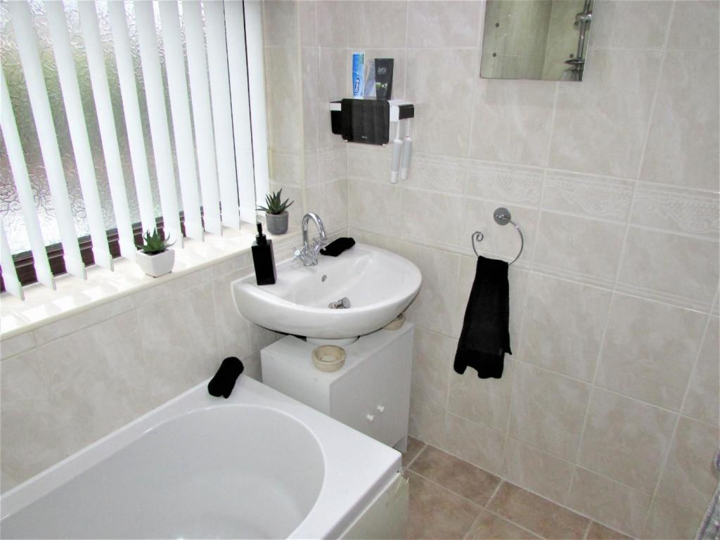 NorfolkCres67bath3.JPG