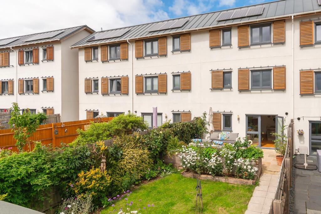 YAWNAMOR41 - External H.jpg