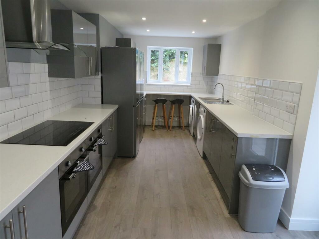 40 Darlington Kitchen.JPG
