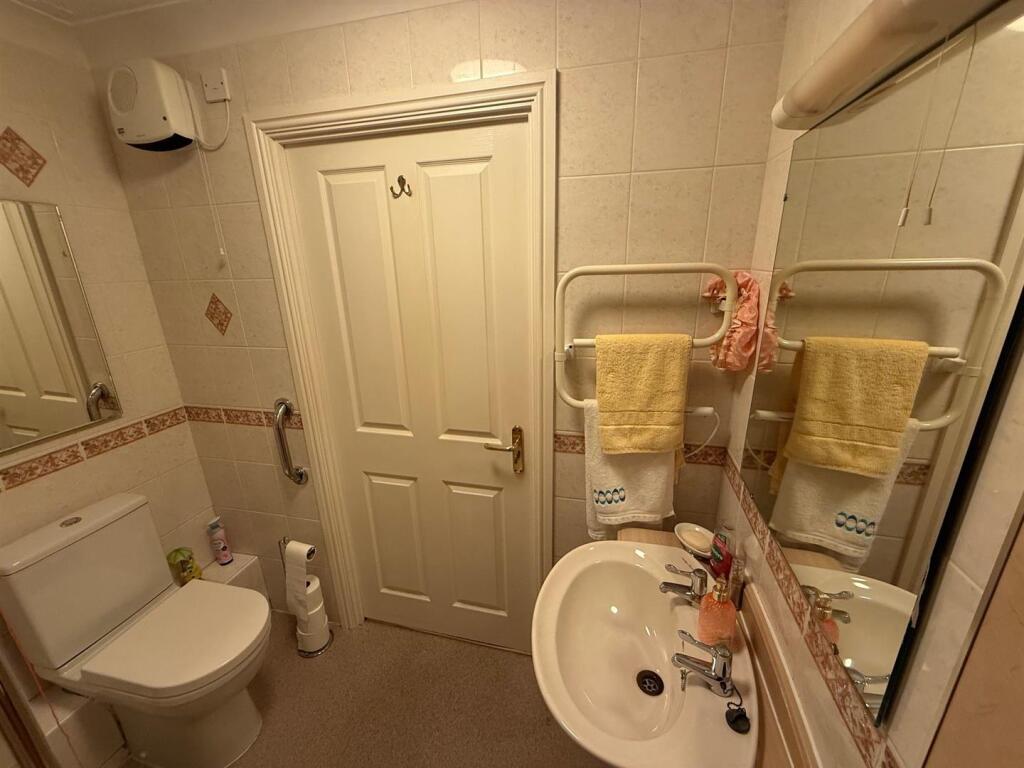 Bathroom 2 .jpg