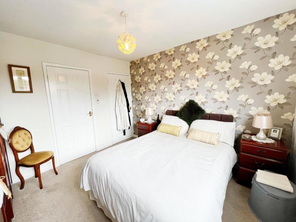 Bedroom 1 pic 3.jpg