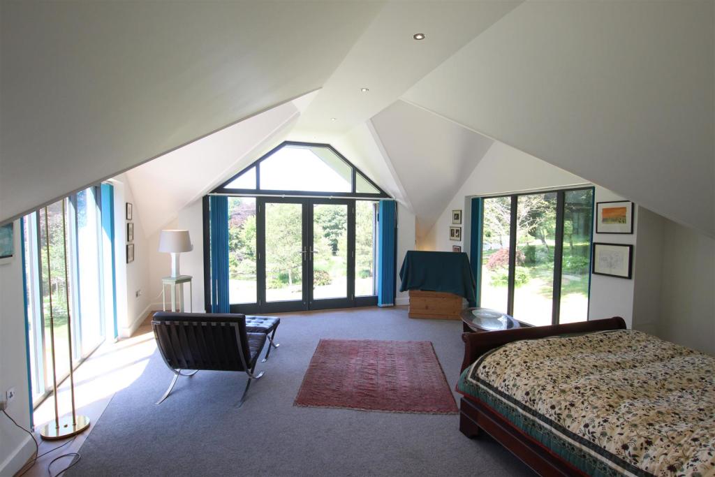 bedroom 1 -2.JPG