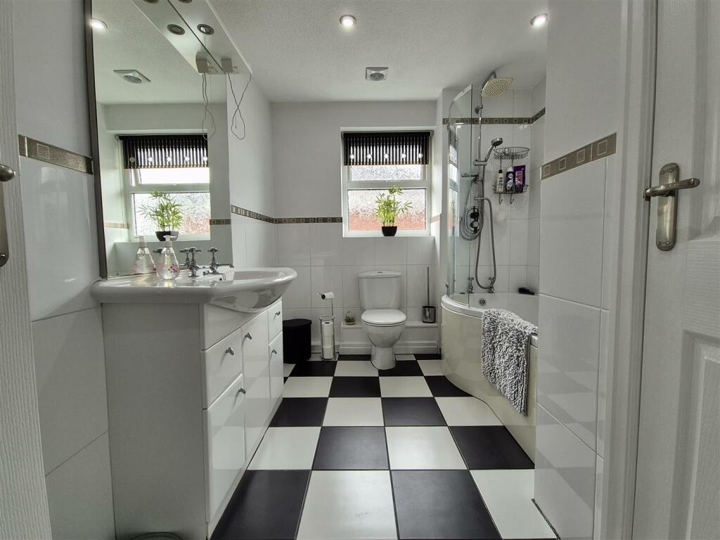 BATHROOM/WC