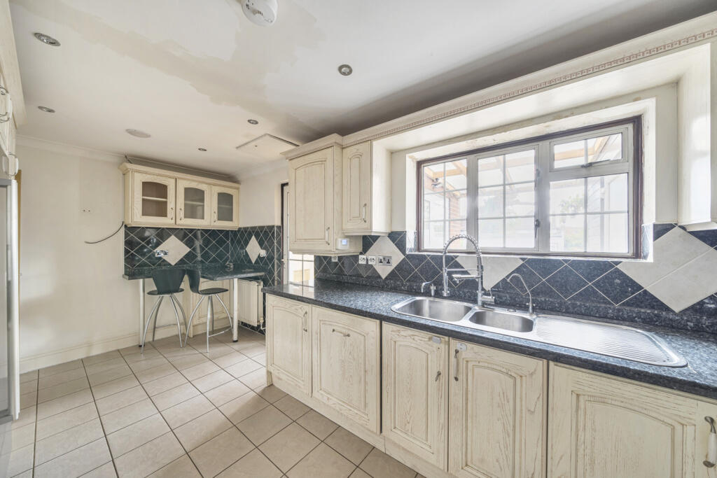 1364897-5-68e6680...