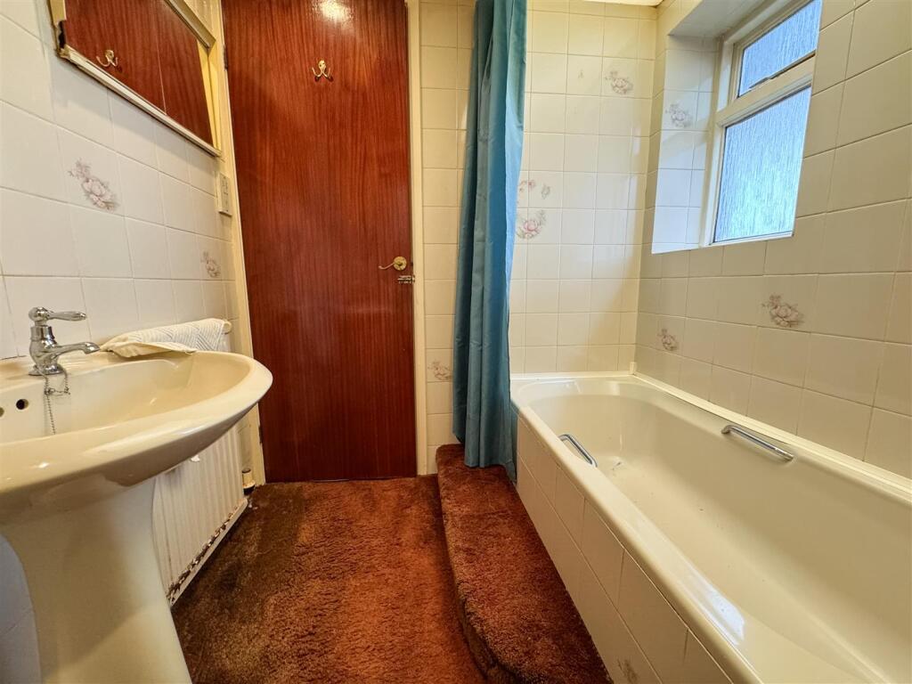 FAMILY BATHROOM