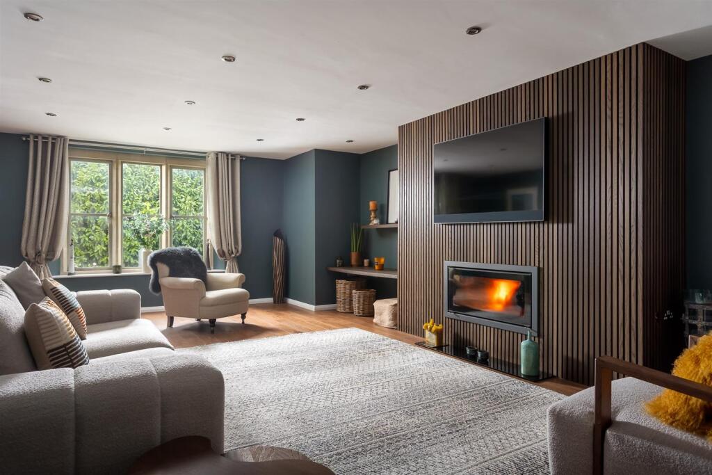 23 - Highfield House - GL54 4AA - Web.jpg