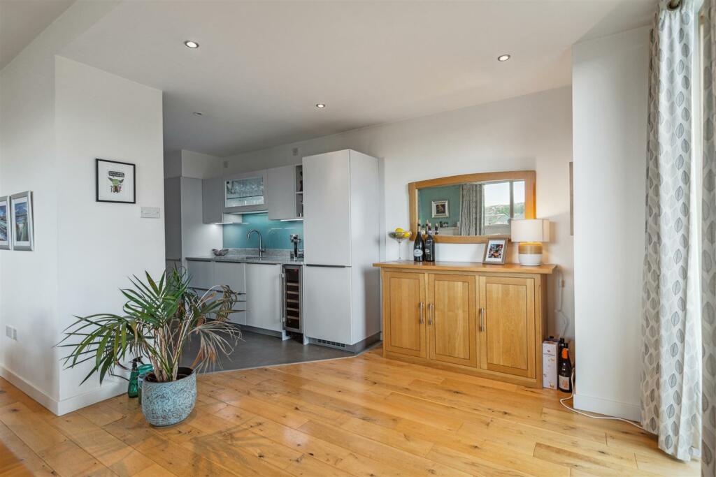 YATES HELLIER - 5 1 305 Glasgow Harbour Terraces (