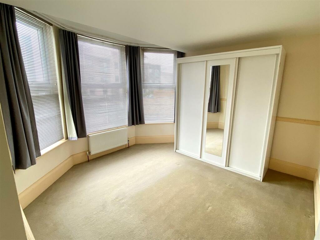 Flat 5, 35 Pentire Avenue Bedroom 1